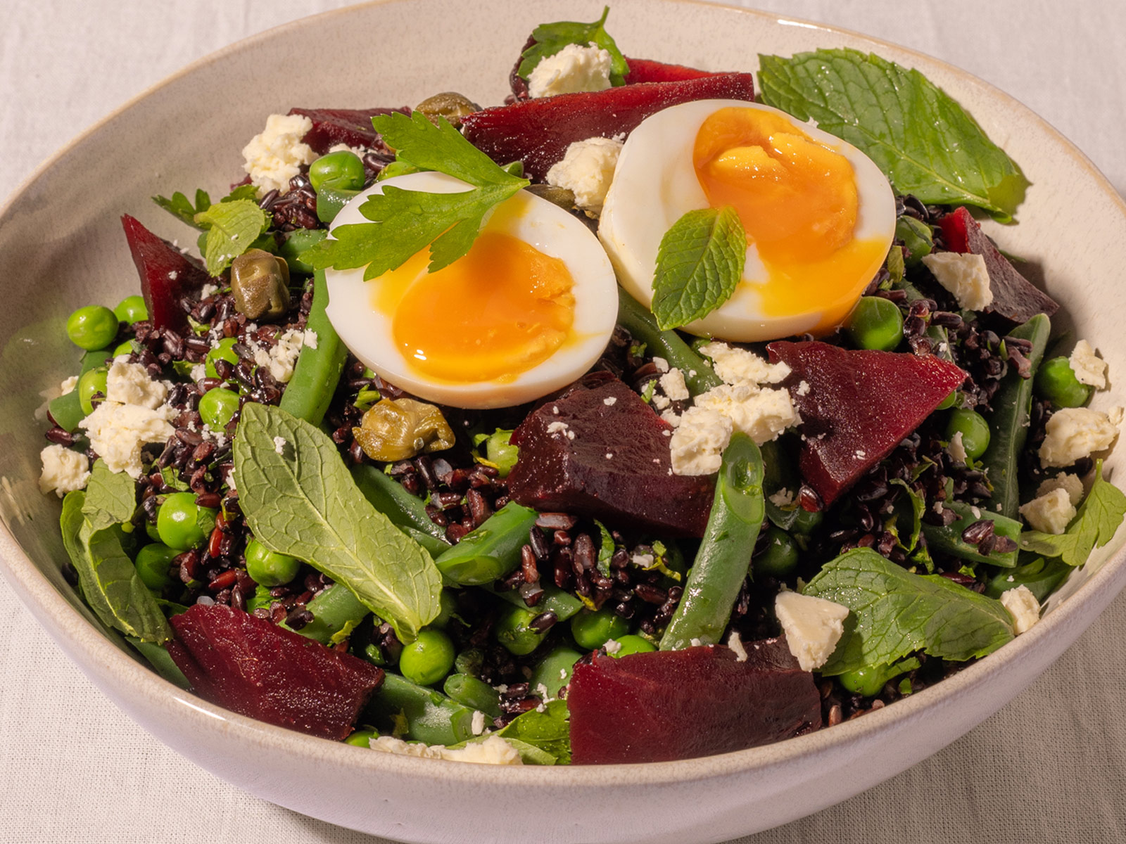 Ensalada de arroz negro y huevo