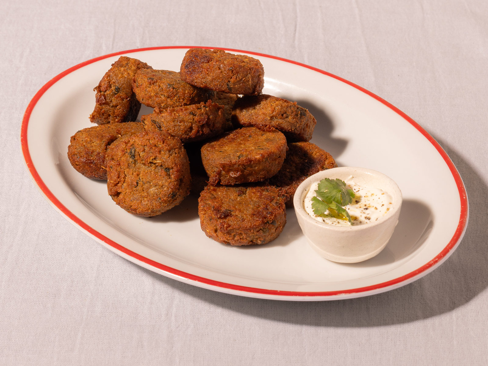Falafel con aderezo de yogur y cilantro