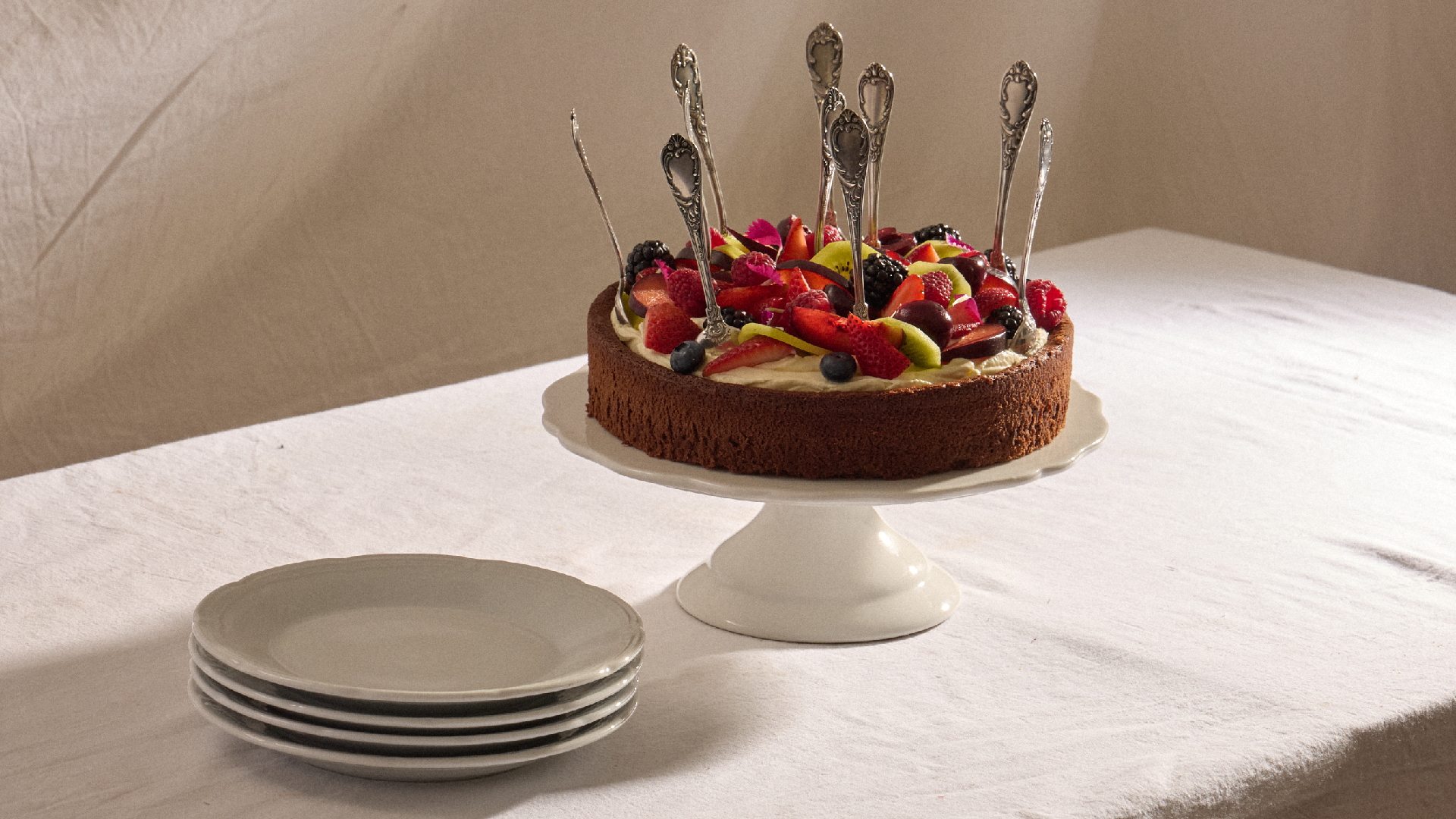 flourless de chocolate con crema y frutas