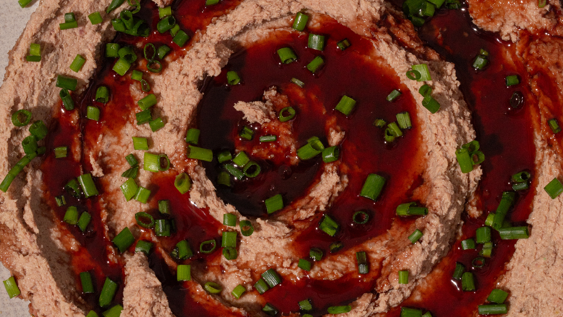 paté casero con syrop de dátiles y ciboulette