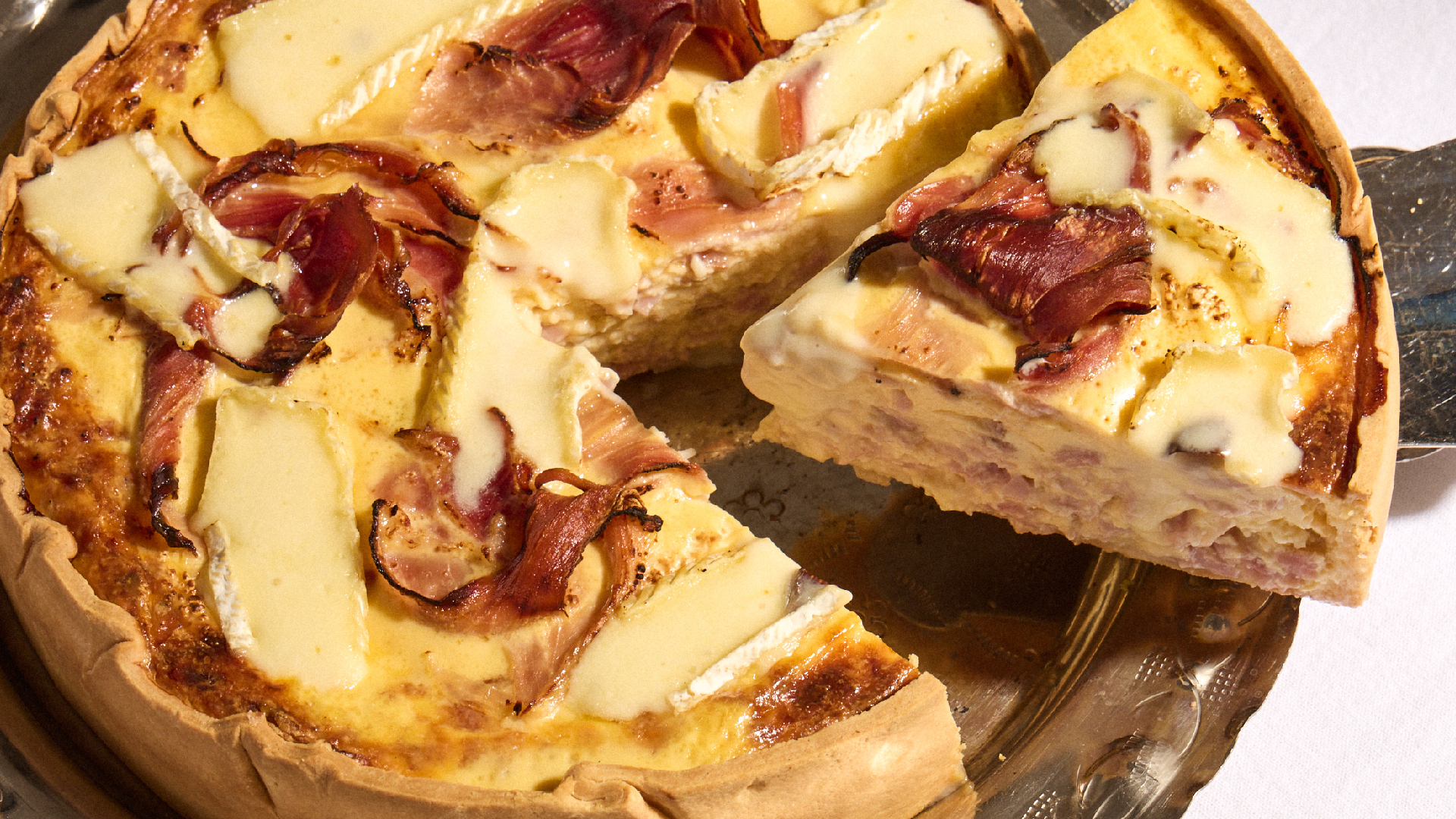 tarta de queso brie y jamón natural