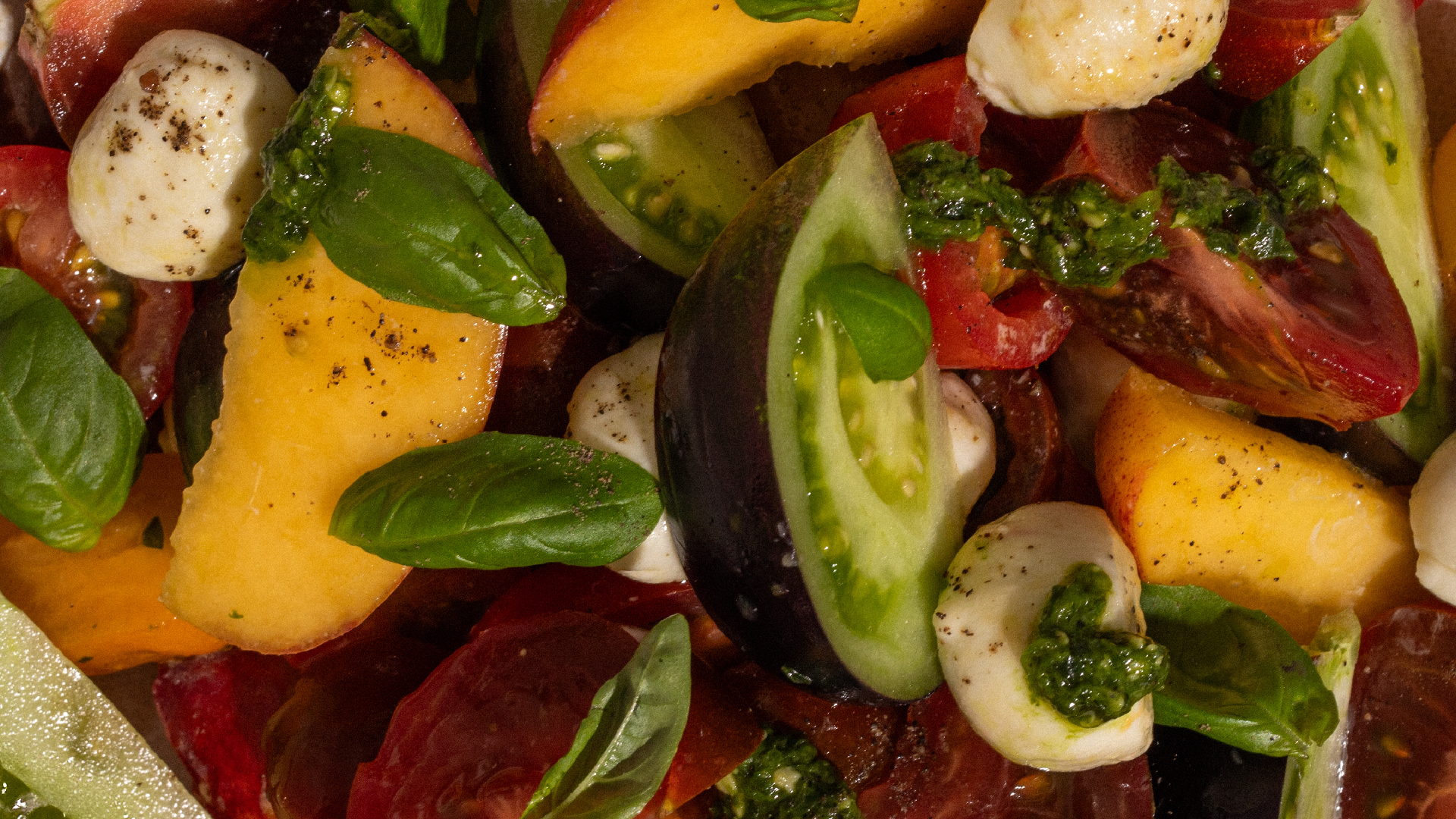 tomates reliquia, duraznos, boconccinos, albahaca y frutos secos