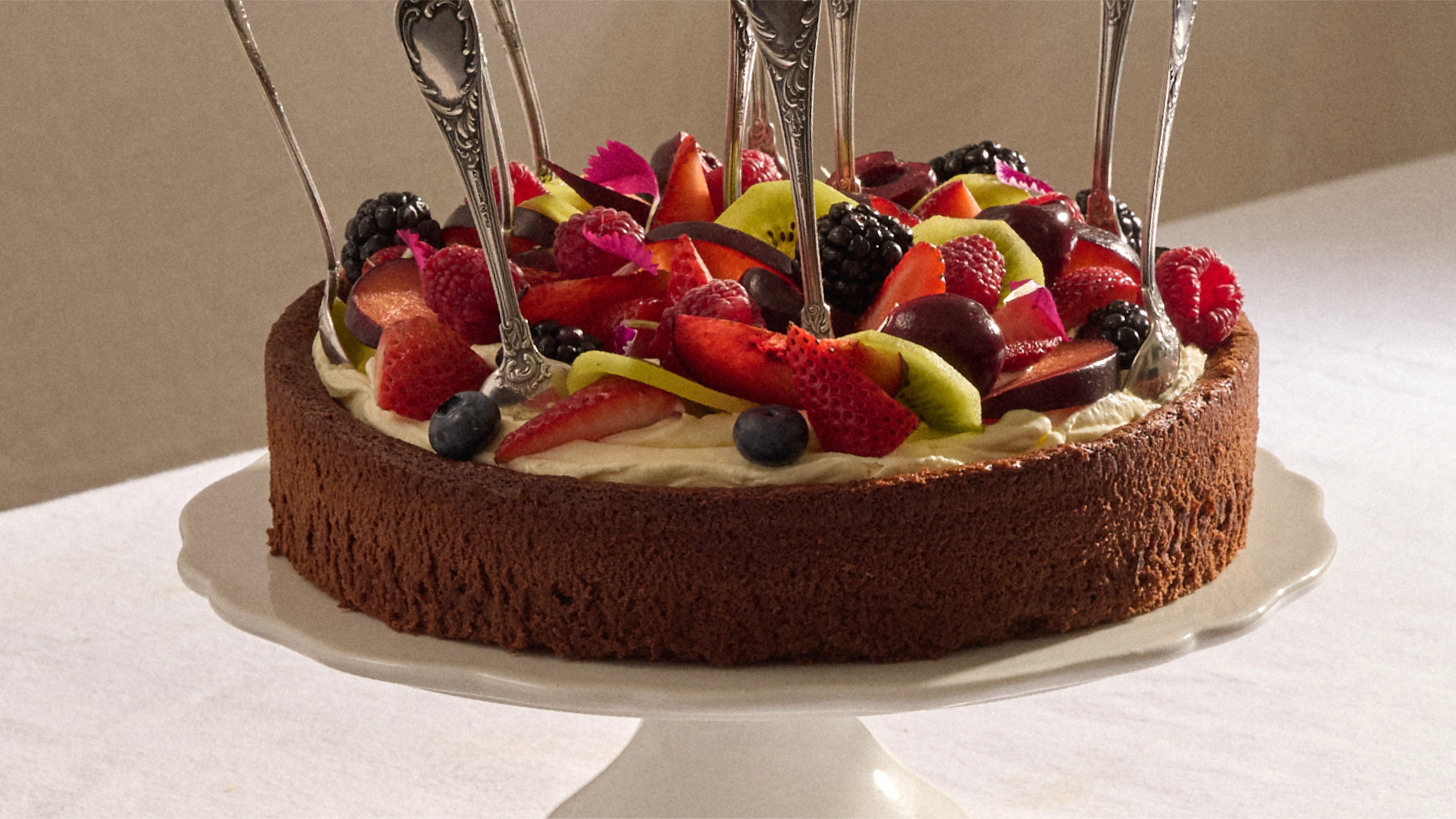 Flourless de chocolate con crema y frutas