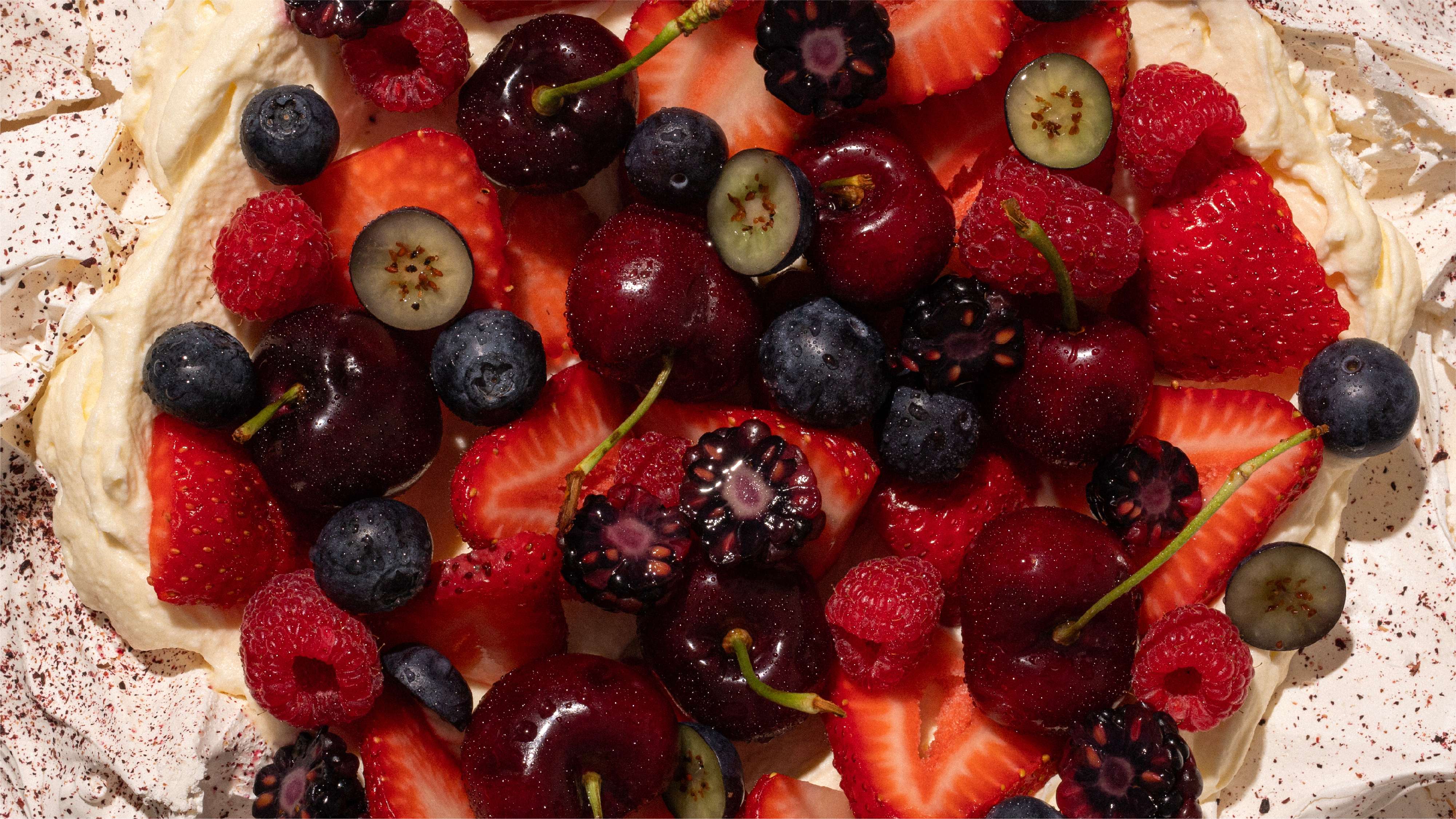 Pavlova con crema de lima y frutas